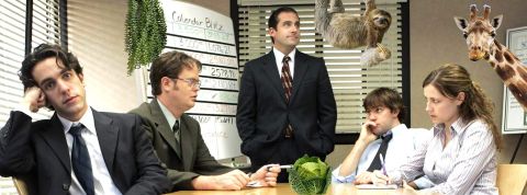 La nature à la gouvernance Scène de la série The Office avec 5 personnes en réunion et girafe, paresseux, chou