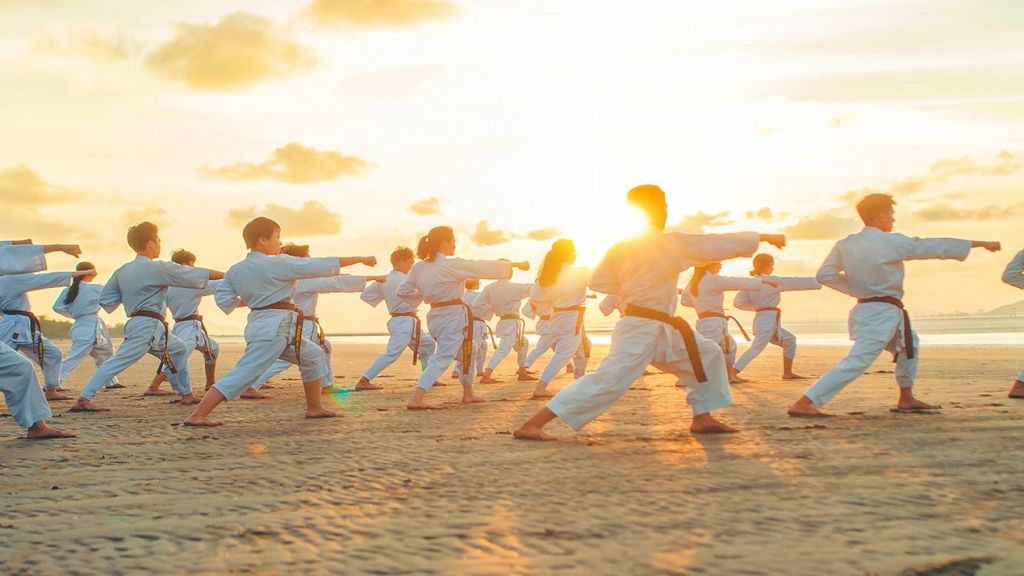 Judo, combat Groupe de judokas sur la plage