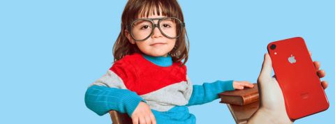 Toddler et scroll sur TikTok à 3/ 4 ans Enfant de 4 ans à lunettes et smartphone rouge