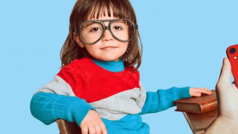 Enfant de 4 ans à lunettes et smartphone rouge