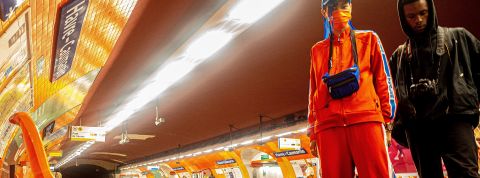 Bouger décarboné, it's complicated Deux jeunes en jogging sur le quai de la stationde métro Havre Caumartin