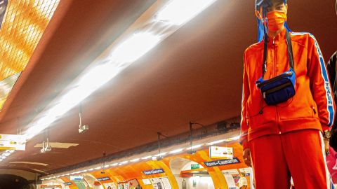 Deux jeunes en jogging sur le quai de la stationde métro Havre Caumartin