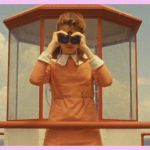 Scène du film Moonrise Kingdom de Wes Anderson, fille avec jumelle sur bateau