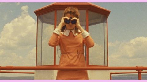 Scène du film Moonrise Kingdom de Wes Anderson, fille avec jumelle sur bateau