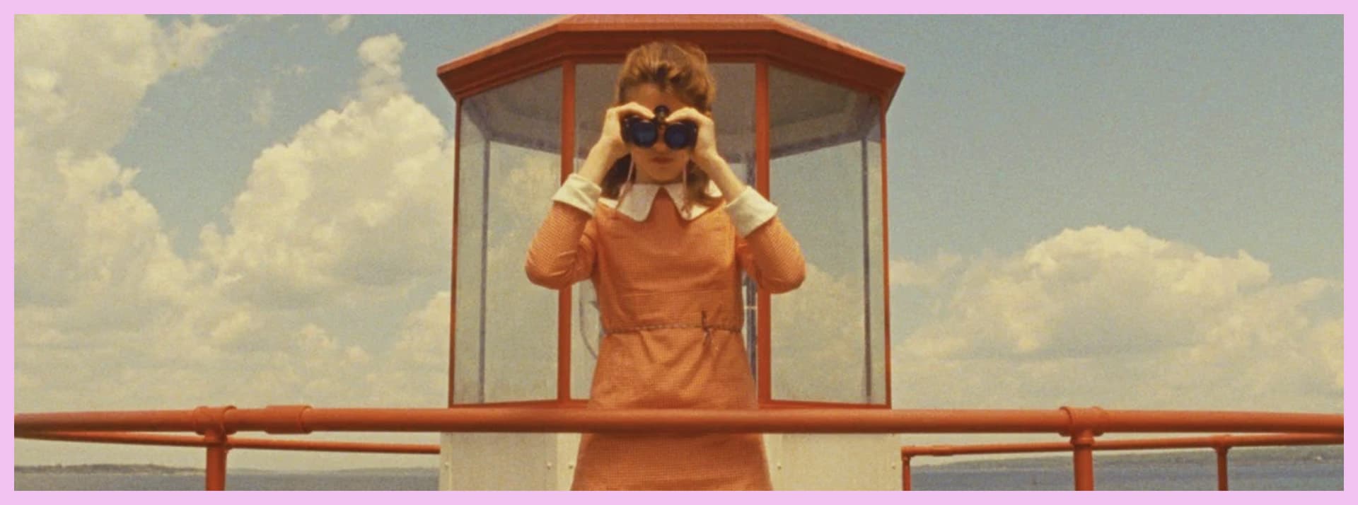 Scène du film Moonrise Kingdom de Wes Anderson, fille avec jumelle sur bateau