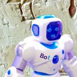 un robot sur fond de hiéroglyphes