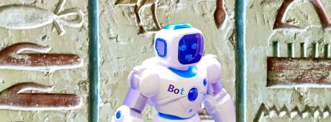 bis un robot sur fond de hiéroglyphes