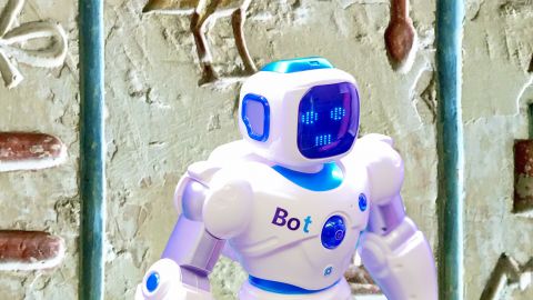 un robot sur fond de hiéroglyphes