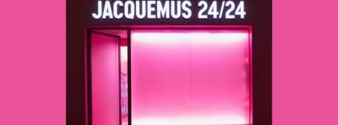 Jacquemus : bientôt un troisième distributeur automatique. Jacquemus, maison de mode française, présentera avant l’été 2022 son troisième distributeur automatique de luxe à Londres. Distributeur automatique Jacquemus rose