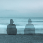 Deux silhouettes assises face à la mer