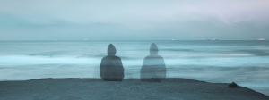 Deux silhouettes assises face à la mer
