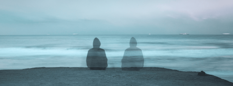 Deux silhouettes assises face à la mer