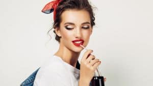 Femme buvant un coca cola
