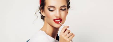 Elon Musk a plaisanté en disant qu'il voulait acheter le géant des boissons Coca-Cola pour “ remettre la cocaïne '' Femme buvant un coca cola