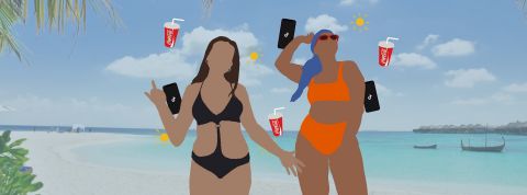 C'est quoi le feral girl summer ? Deux filles en maillot de bain sur la plage