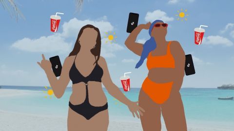 Deux filles en maillot de bain sur la plage