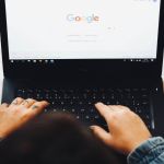 Ordinateur avec la page d'accueil Google