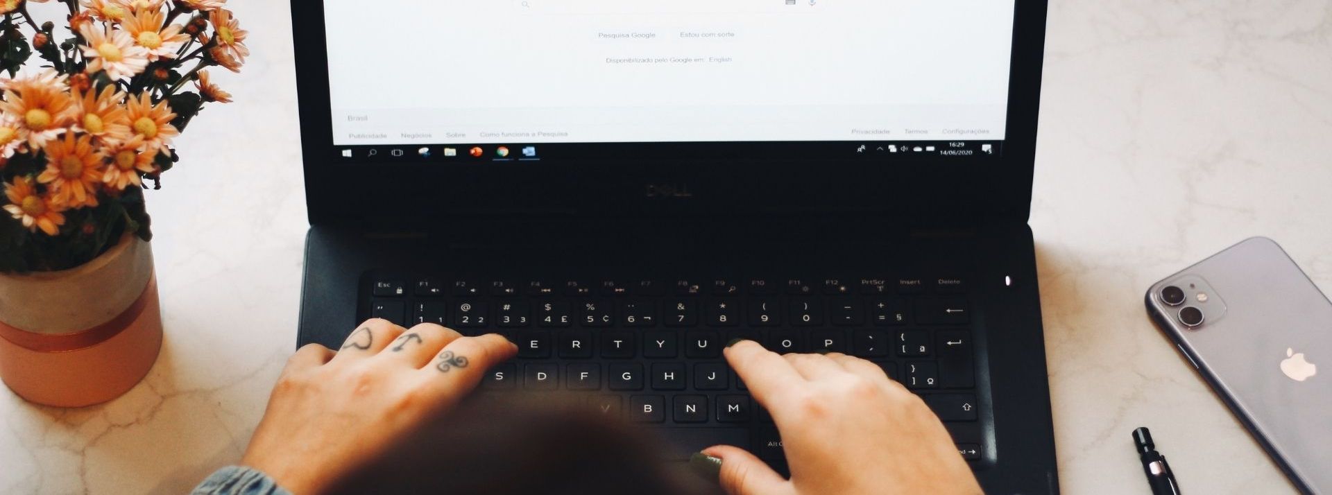 Google a déployé une nouvelle fonction de « langage inclusif » qui vise à informer ses utilisateurs de ce qu'il considère comme des mots politiquement incorrects - L'ADN Ordinateur avec la page d'accueil Google