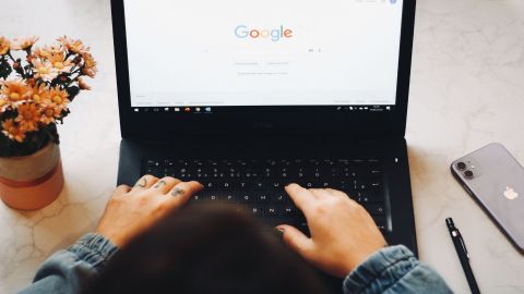 Ordinateur avec la page d'accueil Google