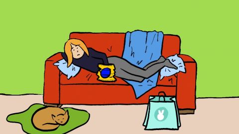 Une fille allongée sur un canapé