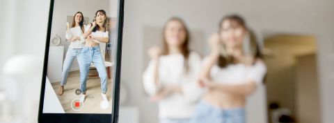 Instagram dit non aux vidéos avec le filigrane TikTok sur Reels Deux jeunes filles se filmant en dansant