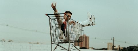 Lidl propose des frais de recherche de magasin pour attirer de nouveaux clients Homme dans un caddie de supermarché