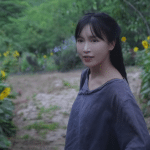 une jeune fille chinoise dans chemin champêtre