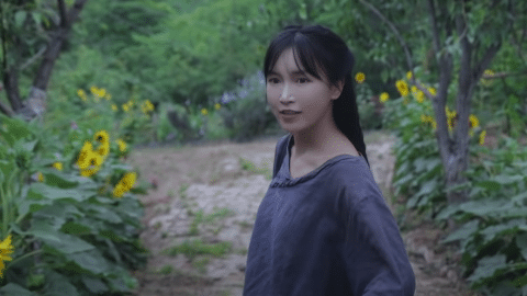 une jeune fille chinoise dans chemin champêtre