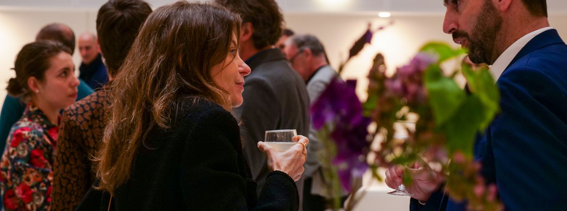 one-to-one deux personnes discutent debout avec un verre