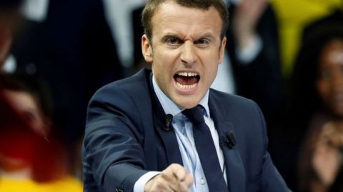 Le président Macron qui hurle à une tribune