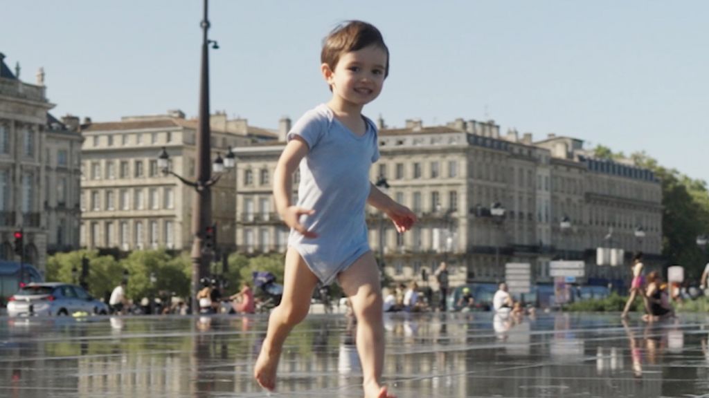 CYCLES - Épisode 2, Bordeaux enfant debout dehors