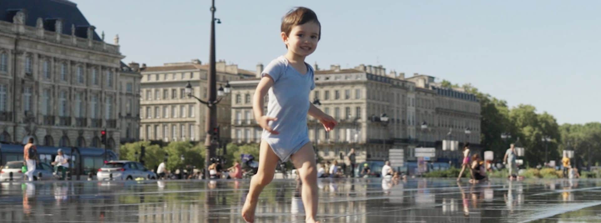 enfant debout dehors