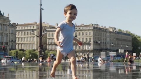 enfant debout dehors