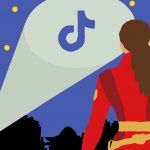 Une héroine regarde un ciel étoilé ou resplendi un batsignal en forme de logo TikTok.