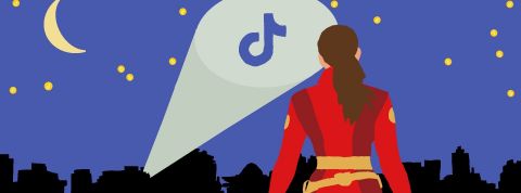tiktoksuperhero Une héroine regarde un ciel étoilé ou resplendi un batsignal en forme de logo TikTok.