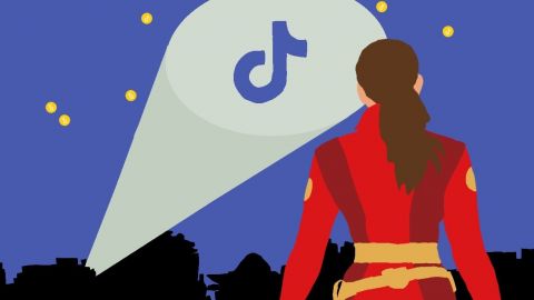 tiktoksuperhero Une héroine regarde un ciel étoilé ou resplendi un batsignal en forme de logo TikTok.