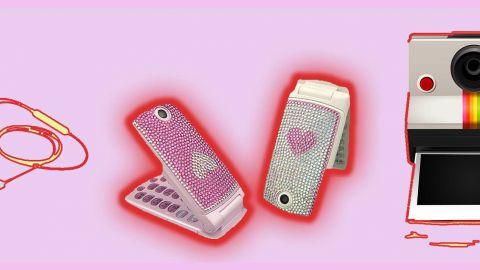 Pour ce regain d'intérêt pour les téléphones à clapet ? Vieux mobile à clapet, écouteurs filaires, Polaroid