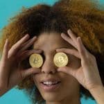 Femme avec un bitcoins devant chaque oeil