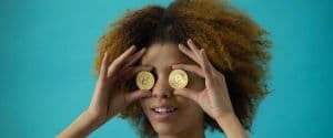 Femme avec un bitcoins devant chaque oeil