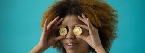 Si le Bitcoin reste le roi incontesté des cryptos depuis son lancement en 2009, de nombreux altcoins l'ont surperformé en 2021. Femme avec un bitcoins devant chaque oeil