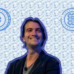 Adam Neumann entouré de logos de crytpomonnaies