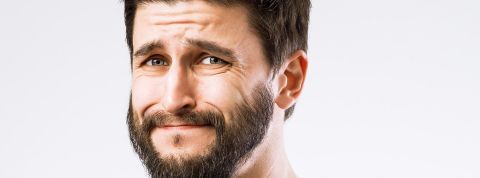 Pourquoi avoir peur d'être parent ? Homme trentenaire éffrayé