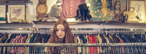 Anti-gaspillage : le marché de l'occasion Jeunes fille dans boutique de vêtements vintage