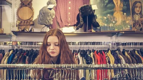 Jeunes fille dans boutique de vêtements vintage