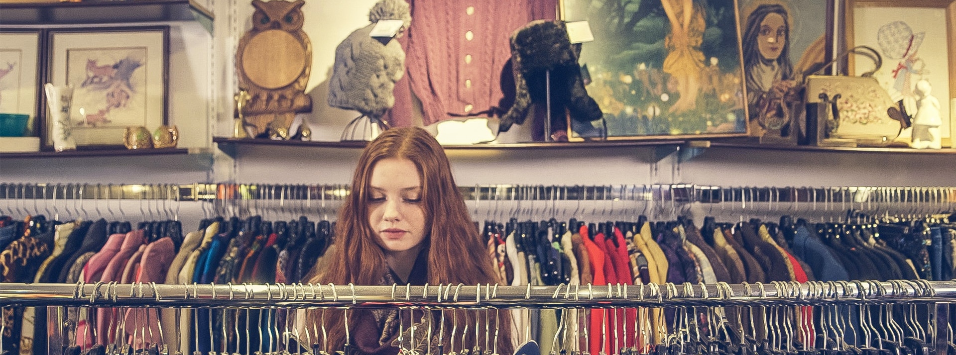 Jeunes fille dans boutique de vêtements vintage