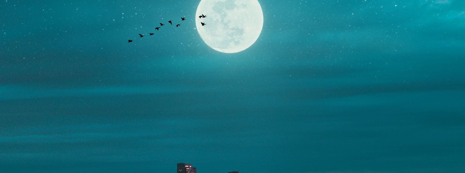 Lune au dessus d'une ville
