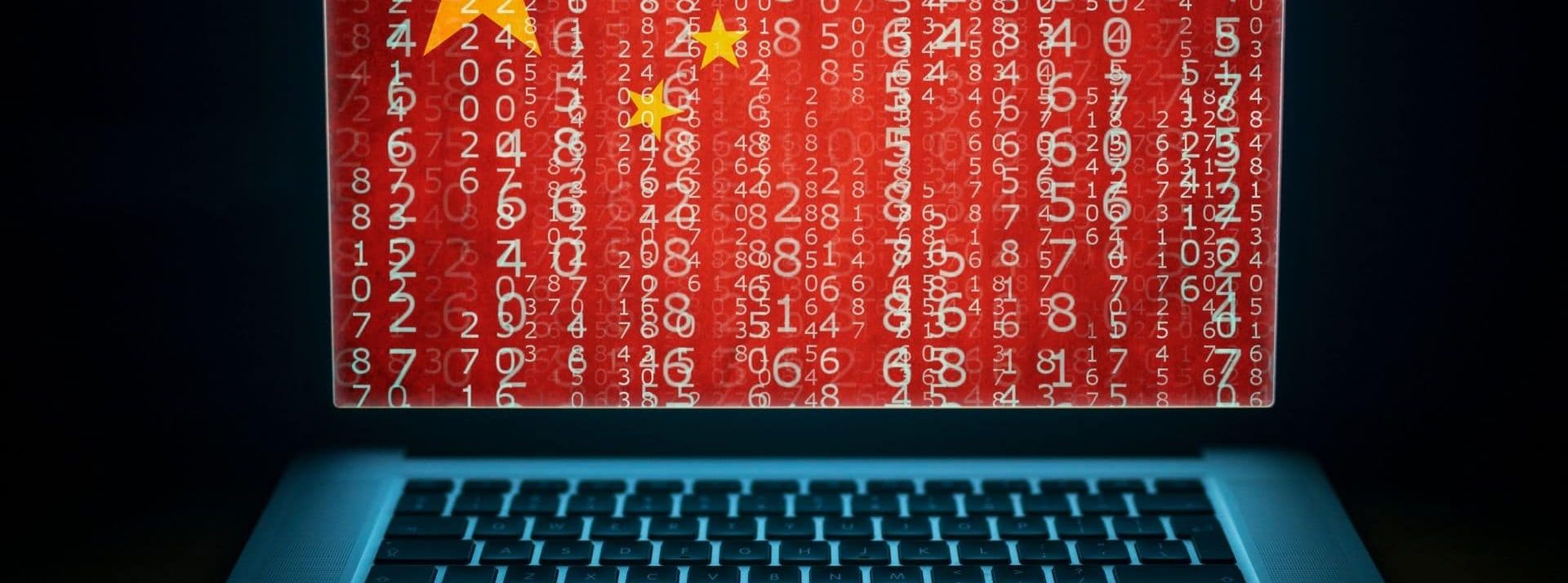 Pékin vise à chasser les PC étrangers du gouvernement et des entreprises d'État - L'ADN Oridnateur avec un drapeau chinois