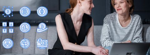 Crypto-girls Deux femmes devant un ordinateur et symboles de cryptos