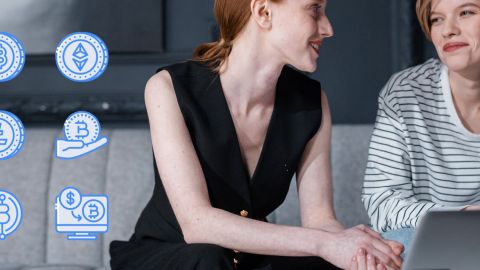 Deux femmes devant un ordinateur et symboles de cryptos