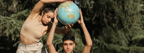 Planète, écologie Couple dans la nature tenant un globe terrestre